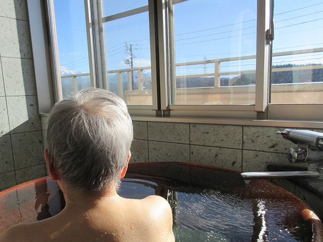 リラックスした浴室 浴室 広々とした浴室で、窓からの自然光がとても心地よい空間です。リラックスできます。