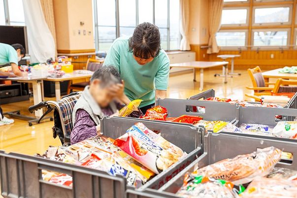 食事準備を手伝うスタッフと利用者さんの様子