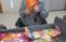 菓子準備中の男性