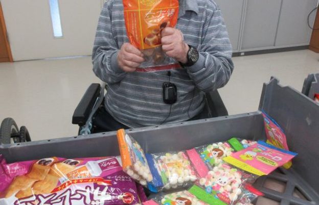 菓子準備中の男性