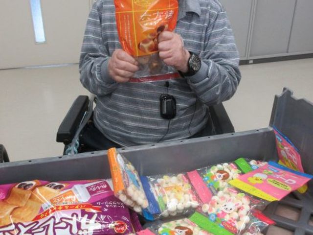 菓子準備中の男性 多目的室 多目的室でお菓子を整理する様子です。和やかな環境で作業ができます。