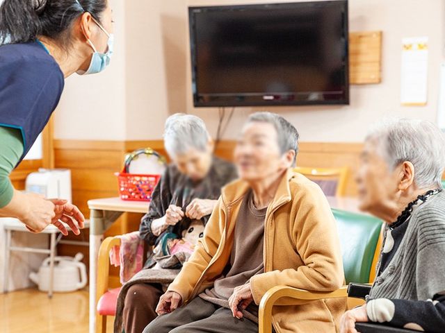 談話の様子ラウンジ ラウンジ   明るい空間で入居者がリラックスしながら談話を楽しめます。スタッフも親身にサポートしています。