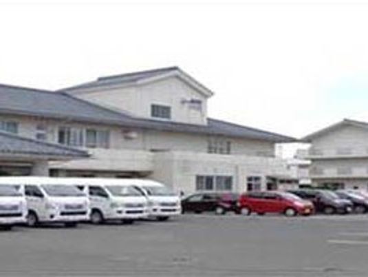建物外観と駐車場  