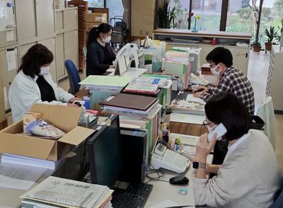 職員の様子室内