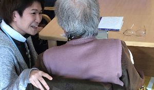 笑顔で話す様子ラウンジ  