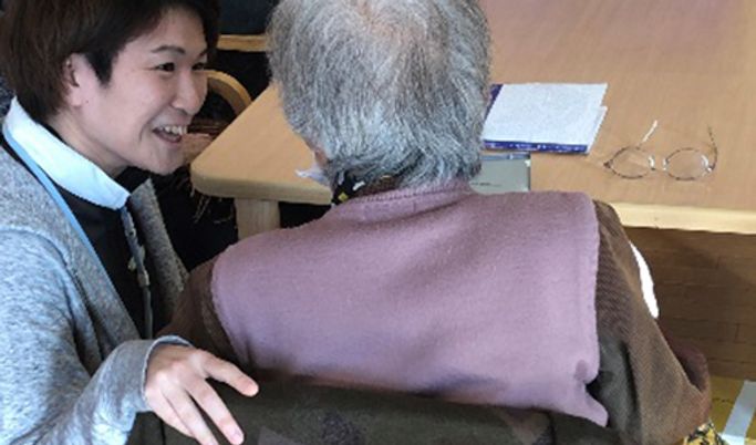 笑顔で話す様子ラウンジ  