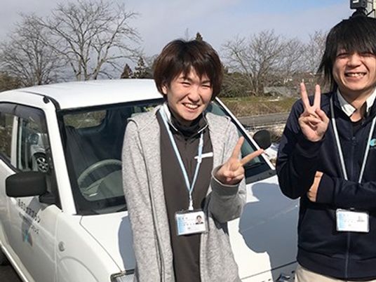 屋外で笑顔のスタッフ  