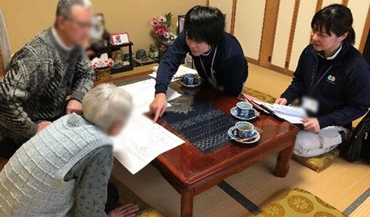 和室で話をする様子