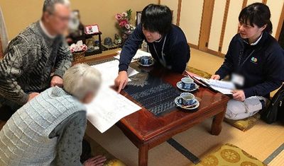 和室で話をする様子