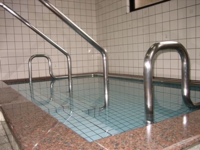 手すり付きの浴槽 浴室 使いやすさに配慮された手すり付きの浴槽です。安全性を重視し、安心して利用できます。