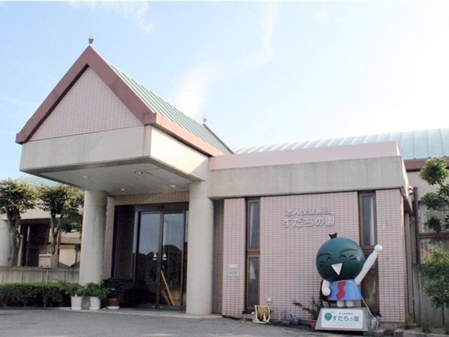 訪問者を迎える入口 エントランス 広々としたエントランスは、来訪者を明るく迎えます。施設の外観は清潔感にあふれています。