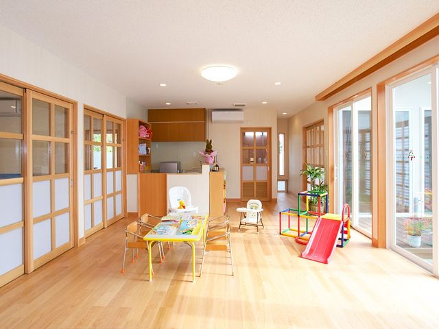明るい多目的室 多目的室   大きな窓から光が入る、明るく開放的な多目的室です。子ども用の遊具やテーブルがあり、活動しやすい環境が整っています。
