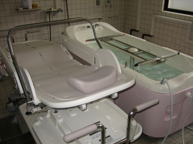 清潔な浴室 浴室 快適な入浴をサポートする設備が整った空間です。安全でリラックスできるひとときを提供します。