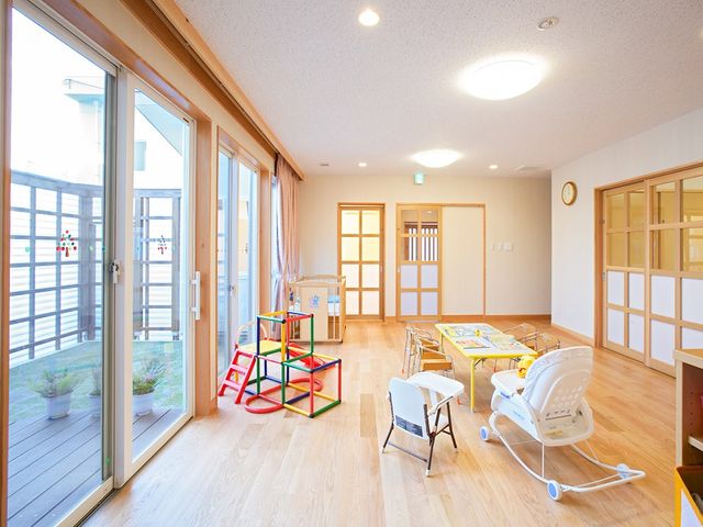 明るい多目的室 多目的室   大きな窓から光が入り、木目調の床がやわらかな雰囲気です。遊具や机があり、幅広い使い方ができそうな空間です。
