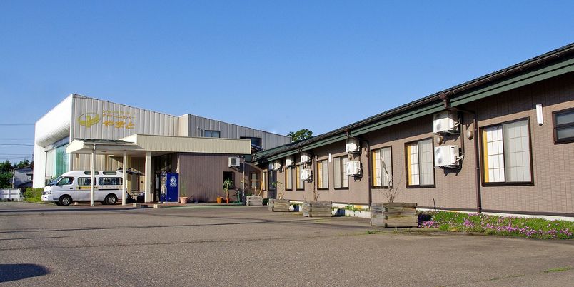 落ち着いた建物の外観