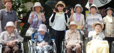 笑顔の様子を楽しむ利用者とスタッフ