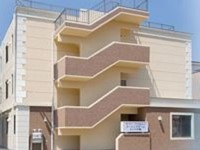 明るい外観の建物
