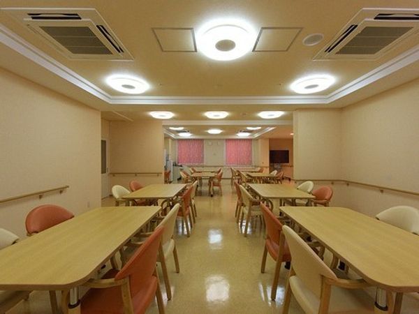 暖色系の食堂