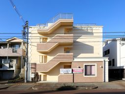 明るい外観の建物エントランス