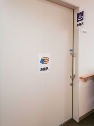 閉じた白い扉と案内表示