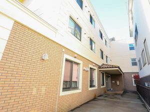 明るい建物のエントランス