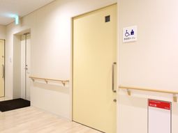 明るい廊下と扉