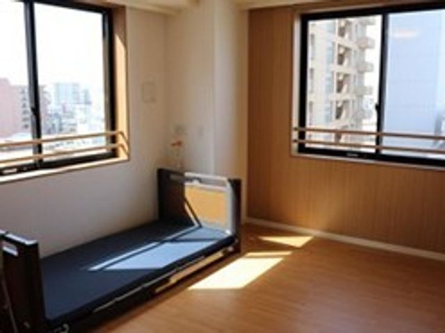 日当たりの良い居室 居室 広々とした窓から採光が射し込む快適な居室です。窓辺には余裕を持って家具配置ができ、ゆったりとした時間を過ごせるでしょう。