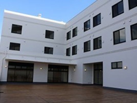 白壁の建物と広場