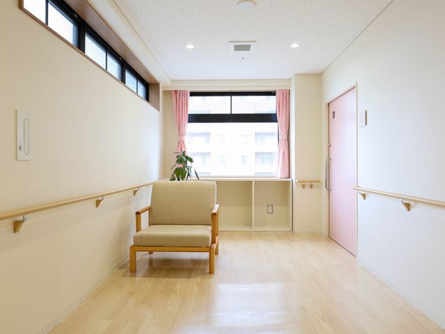 シンプルな居室 通路 ゆとりのあるシンプルな居室です。手すりが設置されており、安全に配慮された設計となっています。