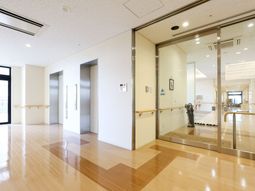 明るい廊下とエレベーター
