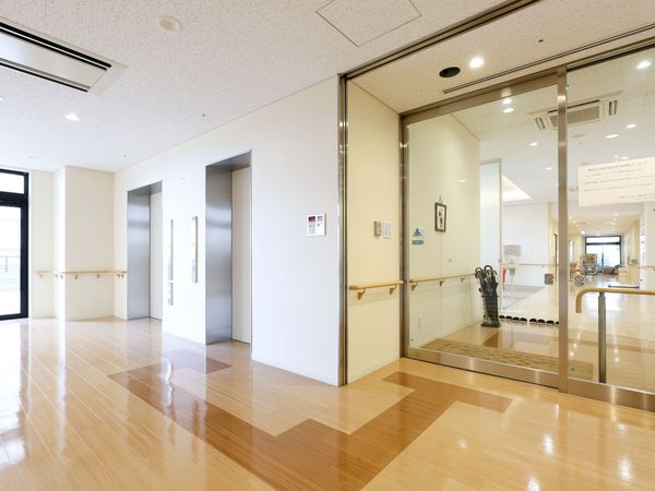 明るい廊下とエレベーター