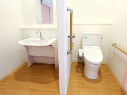 清潔なトイレと洗面台