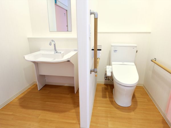 清潔なトイレと洗面台