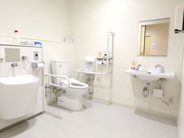 バリアフリー対応浴室 トイレ 手すり付きのトイレや洗面台が揃い、安全に配慮された清潔な浴室です。使いやすさを考えた設計で快適な日々をサポートします。