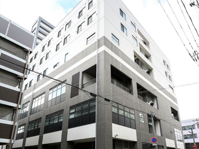 現代的な建物の外観 外観 清潔感溢れるモダンな建物外観です。通勤しやすい街中に立地しており、働く環境として理想的です。