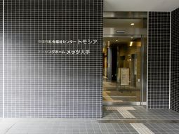 モダンな外観のエントランス