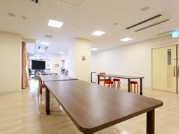 広々とした明るい施設の共用スペース