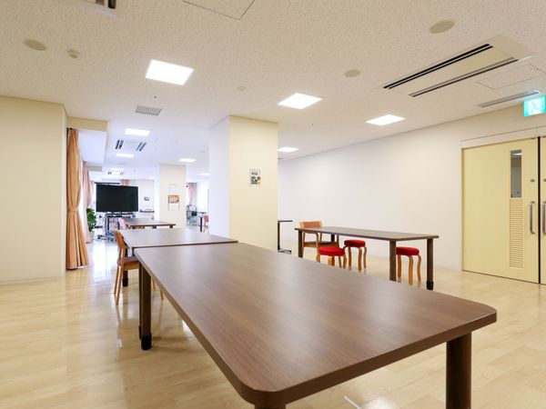広々とした明るい施設の共用スペース