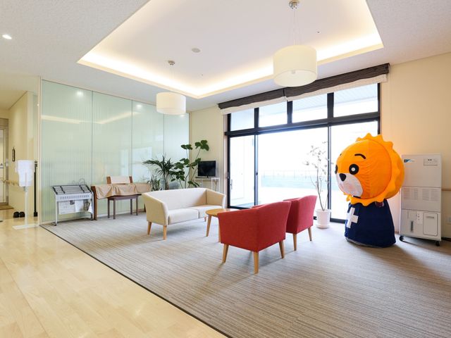 リビングスペースの明るい部屋 ロビー 明るく広々とした共有ラウンジです。心地よいソファが配置され、ゆったりとした時間を過ごせる環境が整っています。