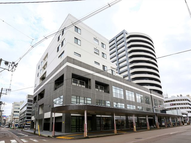 モダンな建物の外観 外観 新しい施設の外観は、清潔感のあふれる現代的なデザインです。ゆとりの空間で働きやすい環境を提供しています。