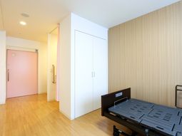 明るい居室の一角