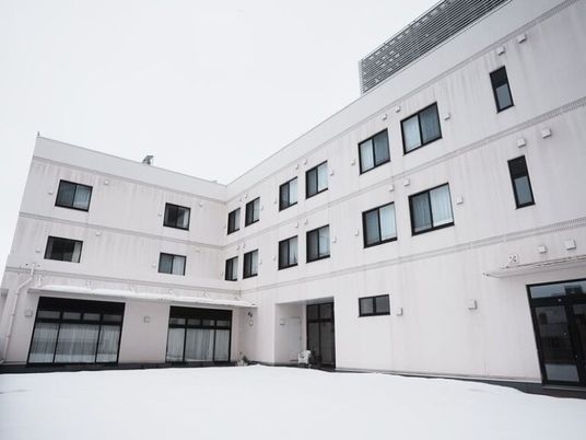 雪の中の白い外観  
