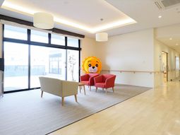 明るいラウンジスペース