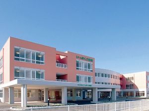 明るい外観の施設  