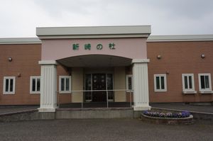 正面入口の外観