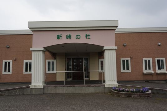正面入口の外観