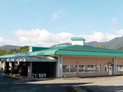 緑の屋根の建物外観