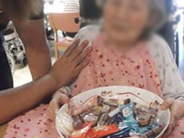 お菓子を持つ利用者の様子 ラウンジ 温かい手のふれあいがある空間です。人との交流を大切にしたい方にぴったりです。