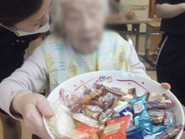 仲良くお菓子を楽しむ場 ラウンジ 交流の場ではお菓子を楽しむ様子が見られ、温かいコミュニケーションが育まれます。