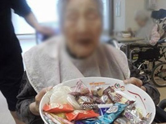 お菓子を持つ人の様子